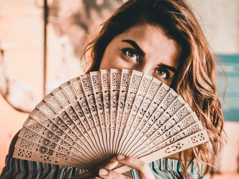 Abanicos con logo, el regalo ideal del verano - Grupo Iberoa