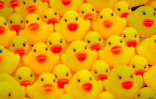 Patitos de PVC personalizados, una tendencia top - Grupo Iberoa